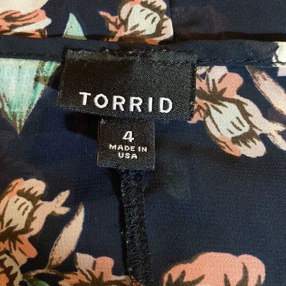 Torrid Wm’s Sz 4 Sheer Black Floral Lace Front Bell Sleeve Pull On Blouse - Picture 5 of 5